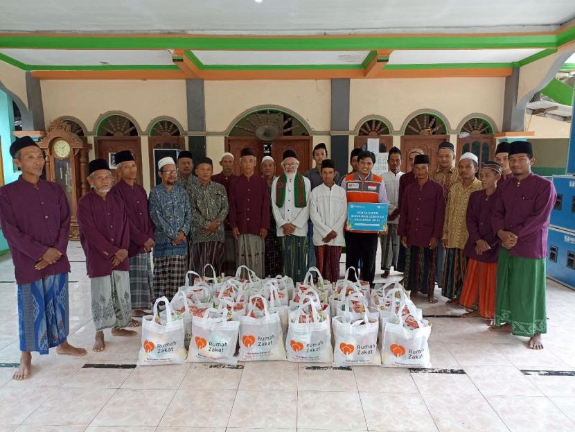 Bersyukur sekali Ramadhan kali ini, KitaBisa bersama Rumah Zakat bisa berkunjung keLebak, Grobogan, Jawa Tengah dengan membawa 30 paket Bingkisan Lebaran Keluarga (BLK). Bingkisan ini diperuntukkan bagi para guru agama yang selama ini mengajar di madrasah.