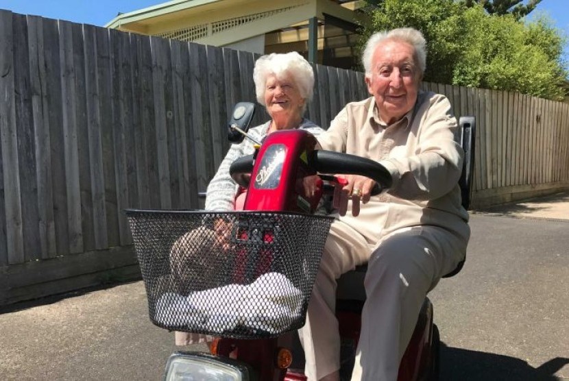 Bert Bush dan Joyce Gray saat naik 'skuter' mereka.
