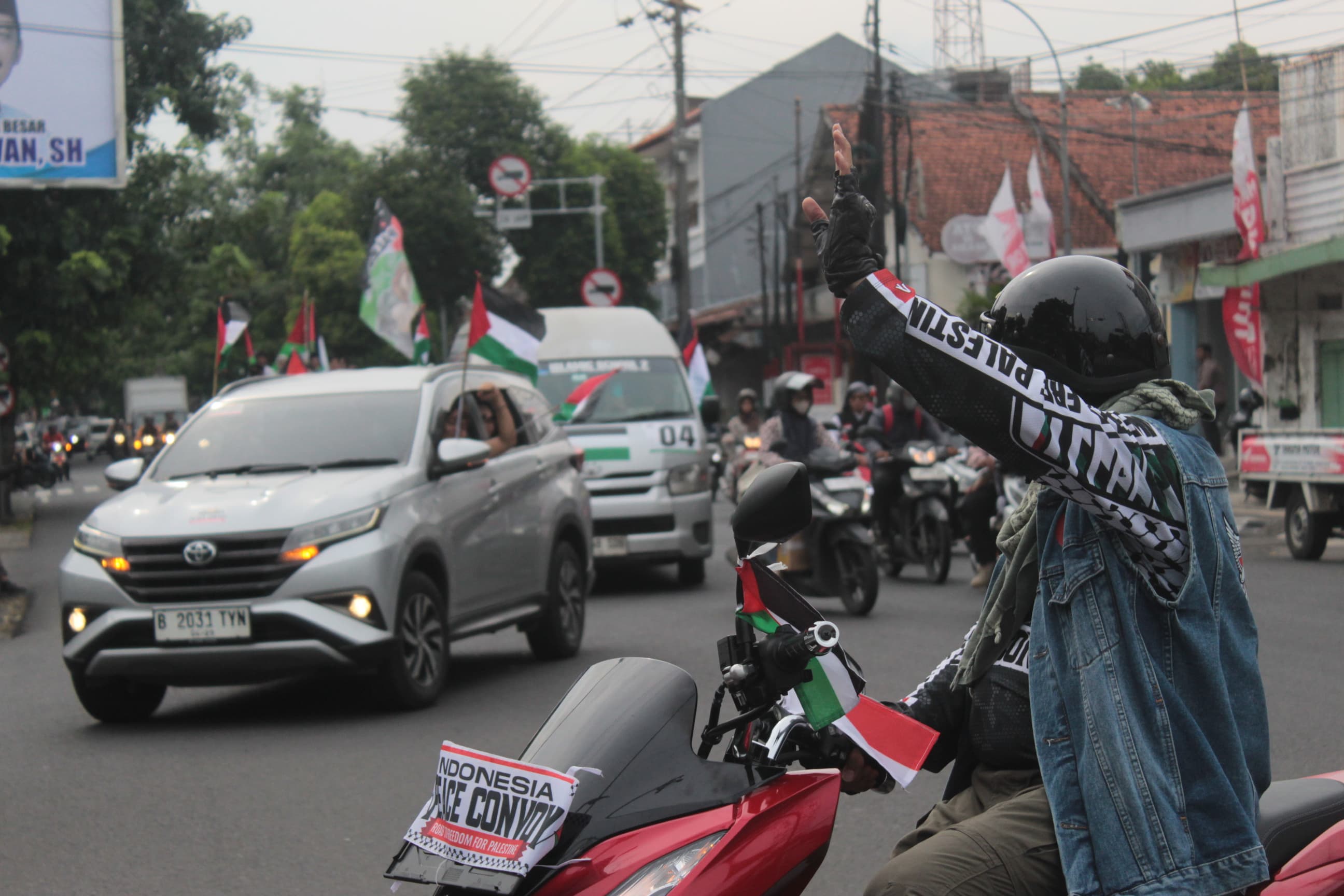 Bertajuk Indonesia Peace Convoy (IPC), masyarakat Kudus melakukan konvoi untuk Gaza.