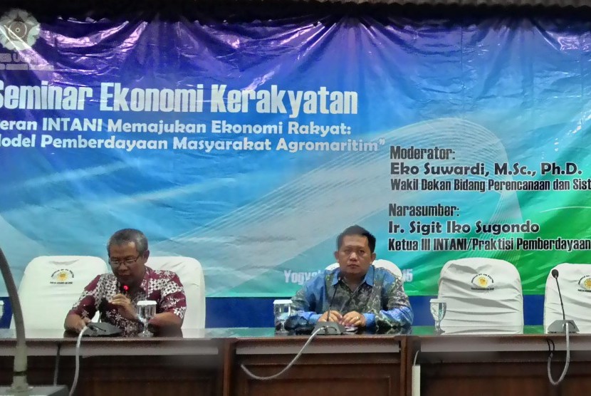   Bertempat di Auditorium BRI, lantai 3 Universitas Gajah Mada, Yogyakarta Jum'at (8/5) diadakan Seminar Ekonomi Kerakyatan dengan tema 