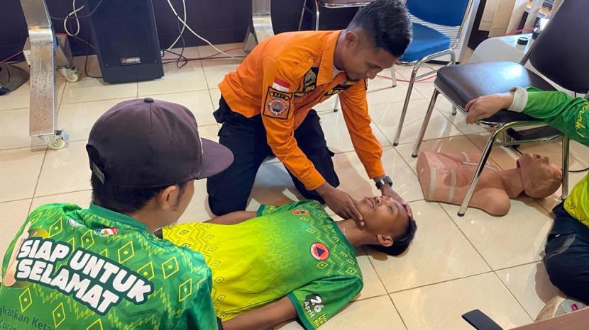 Bertempat di Aula BPBD Provinsi Kalimantan Selatan, Sabtu (13/5/2023), Relawan Penanggulangan Bencana melakukan pelatihan Dasar Pertolongan Pertama Pada Gawat Darurat.
