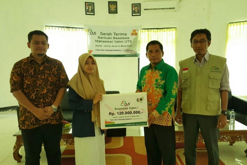 Bertempat di aula kampus UTS di Sumbawa, sebanyak 30 mahasiswi yatim dari 10 jurusan yang berbeda, Kamis (30/3), menerima program Beasiswa Mutiara Laznas LMI. 