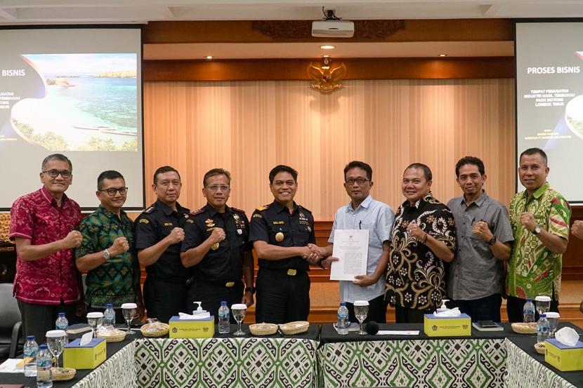 Bertempat di Aula Kecak, Kanwil Bea Cukai Bali Nusra menerbitkan izin penyelenggara Aglomerasi Pabrik Hasil Tembakau (APHT) kepada PT Gantara Jaya Perkasa.