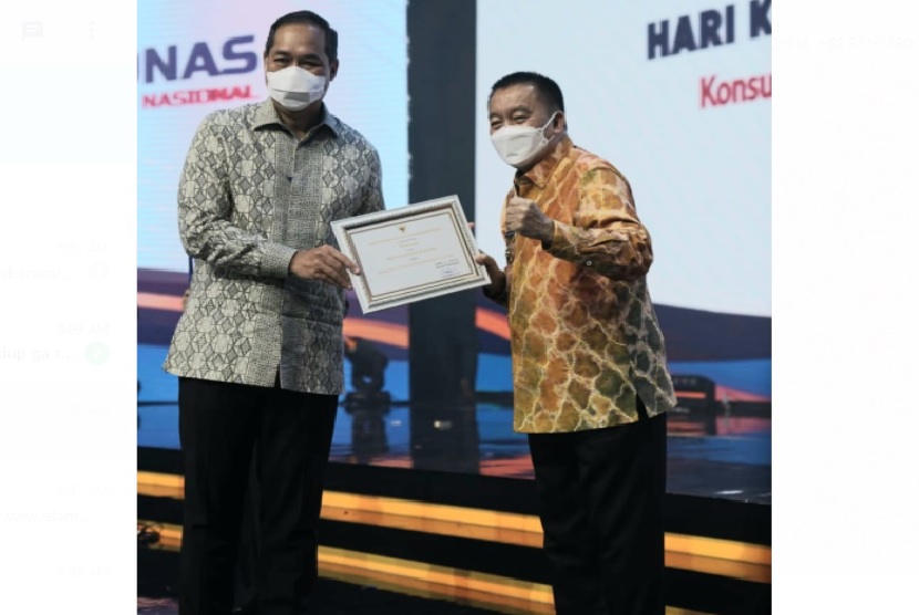 Bertempat di Ballroom Jakarta Theater digelar Puncak Perayaan Hari Konsumen Nasional Tahun 2021,  Kamis (28/10), Wakil Gubernur H Muhidin mewakili Gubernur Kalsel H Sahbirin Noor menerima penghargaan di bidang pelayanan perlindungan konsumen.