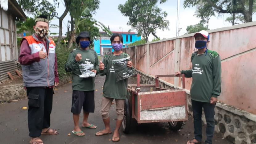 Bertempat di Dekat Makam Tambaksogra, Rumah Zakat membagikan kaos dan masker untuk petugas kebersihan RW 01 Desa Berdaya Tambaksogra, Ahad (20/9).