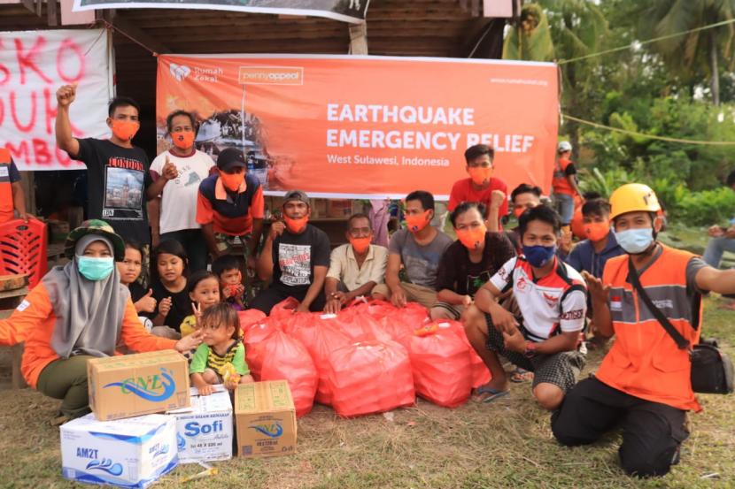  Bertempat di Desa Lombong, Kecamatan Malunda, Kabupaten Majene Rumah Zakat bersama Penny Appeal mendistribusikan paket nasi kotak kepada penyintas bencana gempa bumi Mamuju- Majene, Sulawesi Barat. 