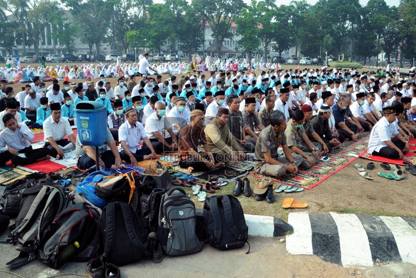  Ratusan warga bersama pegawai negeri sipil (PNS) dan pelajar melaksanakan shalat istisqa