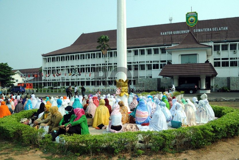  Ratusan warga bersama pegawai negeri sipil (PNS) dan pelajar melaksanakan shalat istisqa (shalat minta hujan) di halaman kantor Gubernur Sumatera Selatan (Sumsel) di Jalan Kapten A Rivai, Selasa (15/9).   (Republika/Maspril Aries)