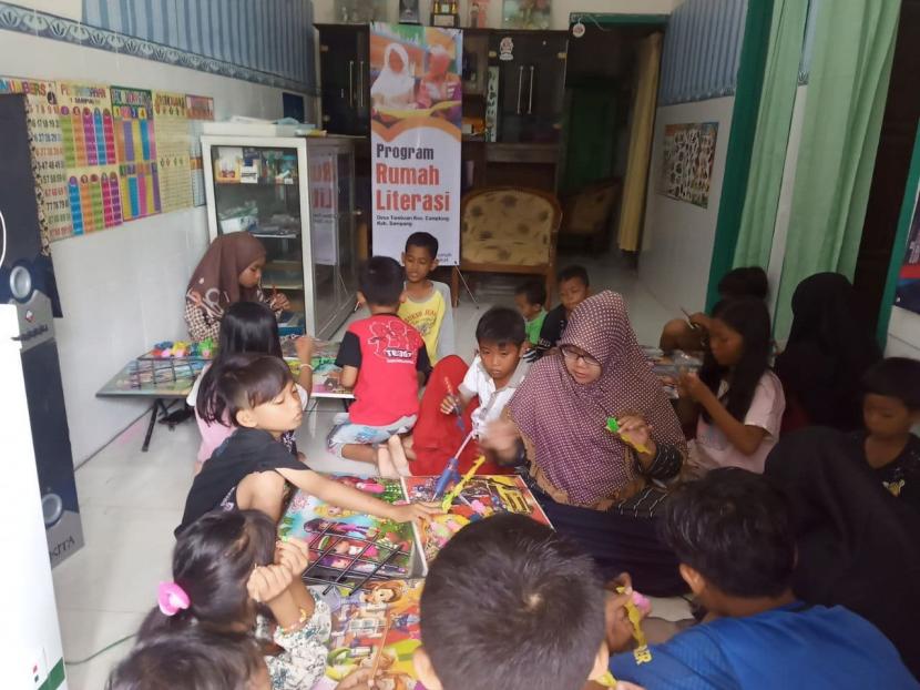 Bertempat di Kediaman Relawan Inspirasi desa berdaya Tambaan, Kecamatan Camplong, Kabupaten Sampang, pelaksanaan proses pembelajaran Rumah Literasi seperti biasa dilaksanakan setiap Ahad. 