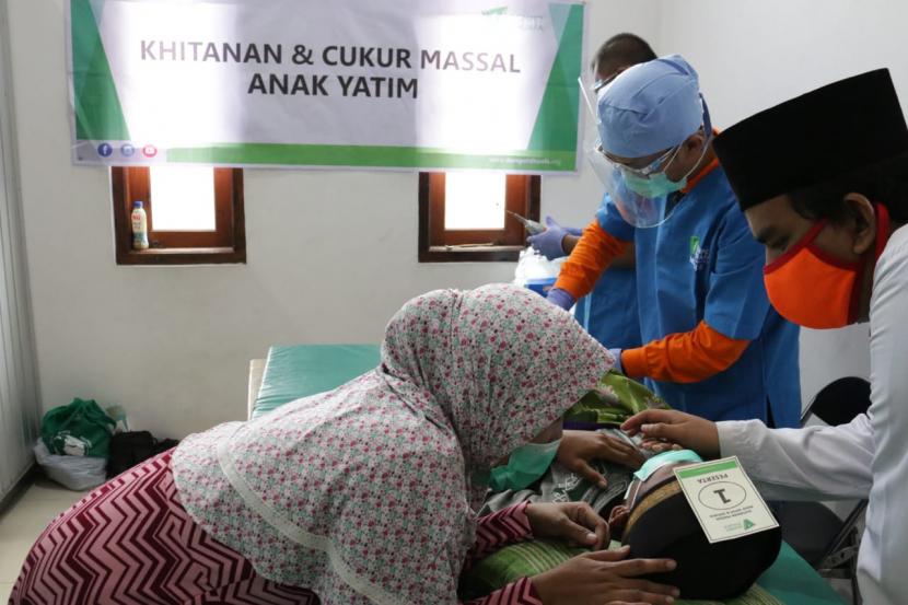 Bertempat di Masjid Jami Al Husna yang berada di Kelurahan Belendung Kota Tangerang, Banten, Yayasan Dompet Dhuafa menggelar acara khitan massal bagi anak-anak yatim dhuafa. 