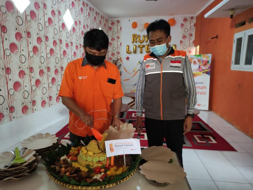 Bertempat di RT 024/RW 005 Kampung Puncak Ceuri, Desa Sagaranten, Kecamatan Sagaranten, Kabupaten Sukabumi  dilaksanakan peluncuran tempat belajar bagi masyarakat yang bernama Rumah Literasi, Ahad (11/4). 