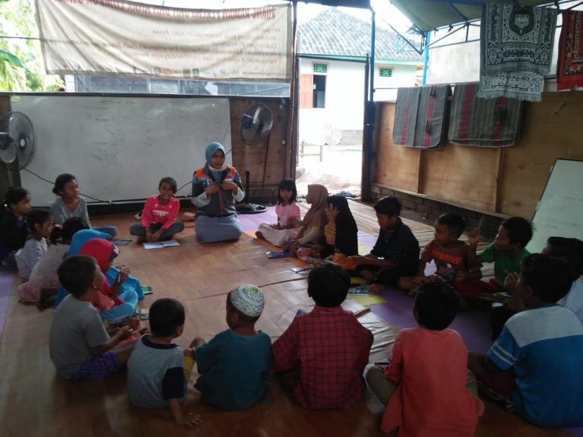 Bertempat di ruang ramah perempuan dan anak yang masih berupa tenda anak-anak di Desa Berdaya Sukadana antusias dan semangat untuk mengikuti kegiatan literasi yang dibina oleh Rumah Zakat, Senin (5/10).