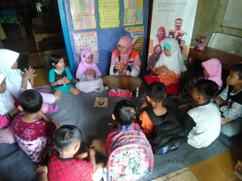 Bertempat di Rumah Cerdas Al Fatih, Rumah Zakat diwakili Miska selaku fasilitator Desa Berdaya Banjaranyar melakukan edukasi tentang virus corona kepada para santri Rumah Cerdas, Kamis 19 Maret 2020.
