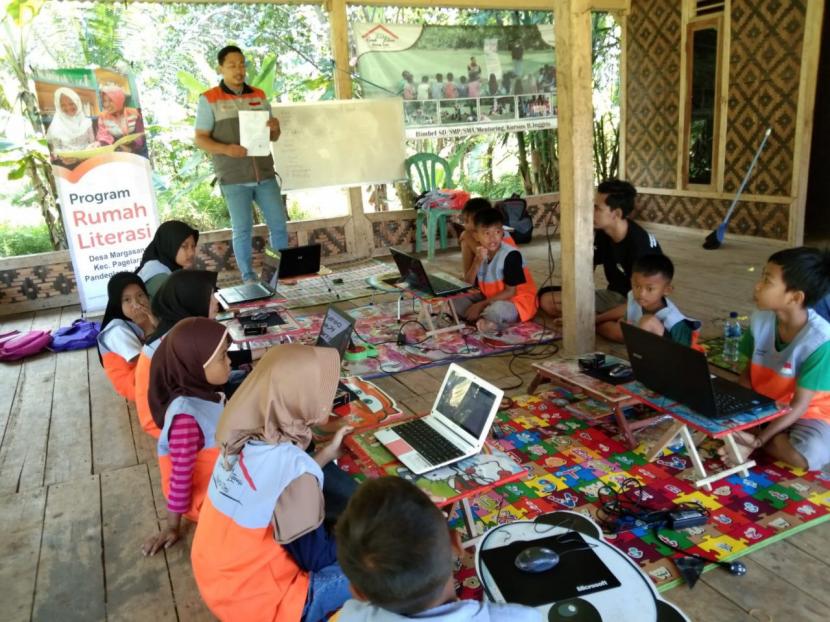 Bertempat di Saung Literasi Desa Berdaya Margasana, Kabupaten Pandeglang, sejumlah anak mengikuti kegiatan pembelajaran dan keterampilan di Rumah Literasi Nurul Ilmi.