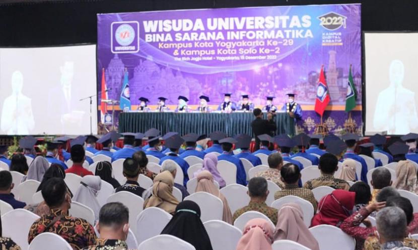 Bertempat di The Rich Hotel Jogja, Yogyakarta wisuda yang ke-29 Universitas BSI kampus Yogyakarta ini sukses digelar pada Kamis (15/12/2022).
