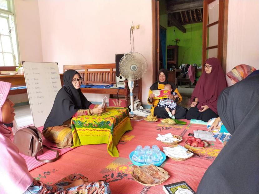 Bertempat disalah satu rumah warga, Relawan Rumah Zakat Asih Sholihah rutin menghadiri kegiatan Majelis Quran bersama ibu-ibu setempat, termasuk Umi yang sudah berusia 68 tahun. Umi adalah salah seorang anggota kajian yang usianya paling tua diantara anggota lainnya.
