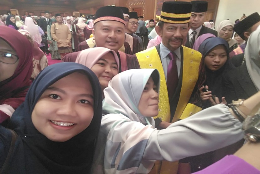 Bertemu dengan Sultan Hassanal Bolkiah ketika mengikuti program student exchange di Brunei. Program yang dibuat oleh Fakultas Tarbiyah dan Keguruan UIN Sultan Maulana Hasanudin Banten.