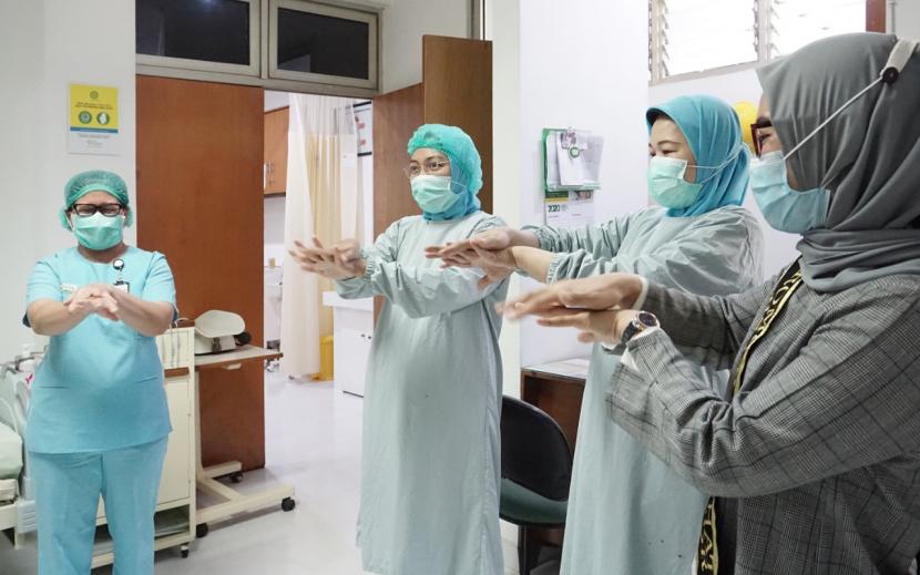 bertepatan dengan Hari Cuci Tangan Sedunia, RS Azra bersama dengan tim PPI (Pencegahan Pengendalian Infeksi) mengadakan edukasi pentingnya mencuci tangan secara live di akun Instagram @rsazra. Dengan narasumber dr. Dhea Anyndita Riantra, dokter umum di RS Azra. 