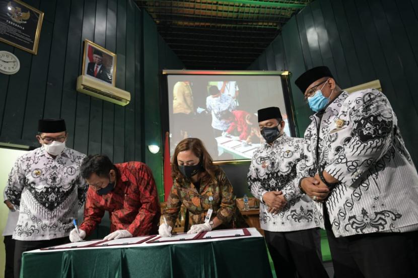 Bertepatan dengan Hari Guru Nasional, Pemerintah Provinsi Jawa Barat (Jabar) meluncurkan program kredit rumah tinggal bersubsidi bagi penyelenggara pendidikan bernama Bakti Padamu Guru (Bataru). Program ini bukan hanya untuk level SMA saja, tapi PAUD-SD-SMP.