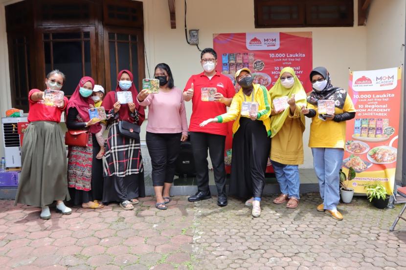 Bertepatan dengan momen Hari Wanita Indonesia yang diperingati setiap 9 Maret, Laukita menggandeng MoM Academy untuk mendistribusikan 10.000 produk Laukita - Lauk Asli Siap Saji kepada 10 komunitas regional binaan MoM Academy. 