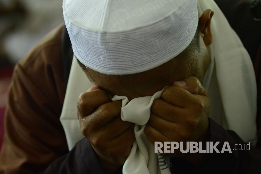 Bertepatan dengan pemeriksaan Habib Riziek Shihab di Mapolda Jabar, massa berdoa pada zikir bersama, di Masjid Pusdai, Kota Bandung, Senin (13/2).