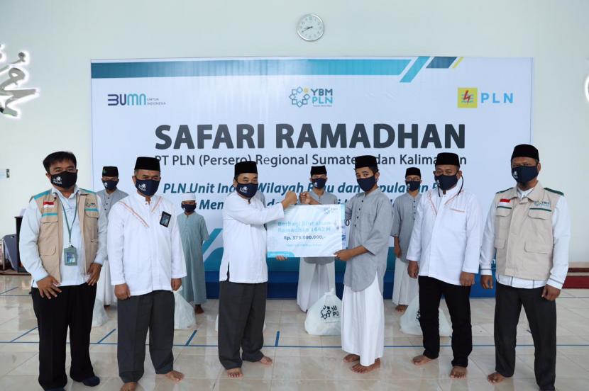 Bertepatan dengan pertengahan bulan ramadhan, PLN Unit Induk Wilayah Riau dan Kepulauan Riau (UIWRKR) serahkan bantuan Yayasan Baitul Mall (YBM) kepada 1675 orang tersebar di Provinsi Riau dan Kepulauan Riau.