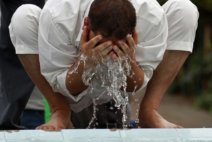 Bolehkah Air Bekas Wudhu Digunakan untuk Mencuci Baju?. Foto: Berwudhu (ilustrasi)