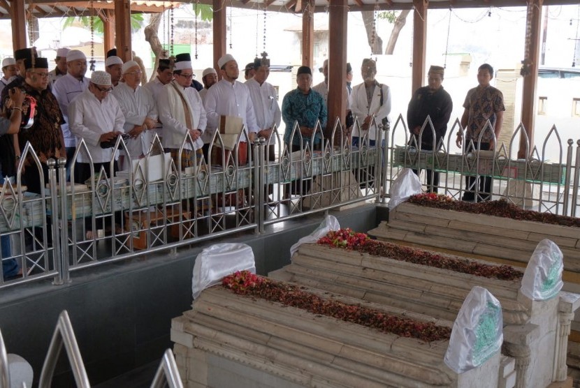 Berziarah ke Makam Sunan Gresik di Jawa Timur.