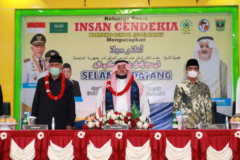 Besar Arab Saudi untuk Indonesia Essam Abed Al-Thaqafi  (tengah) dan Gubernur Sumatera Barat Mahyeldi (kiri).