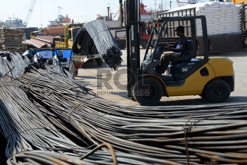 Impor besi dan baja turun: Pekerja melakukan bongkar muat besi baja di Pelabuhan Sunda Kelapa, Jakarta. ilustrasi