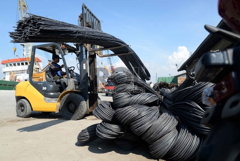 Besi dan Baja Prioritas Industri di Indonesia: Pekerja melakukan bongkar muat besi baja di Pelabuhan Sunda Kelapa, Jakarta, Kamis (28/5).