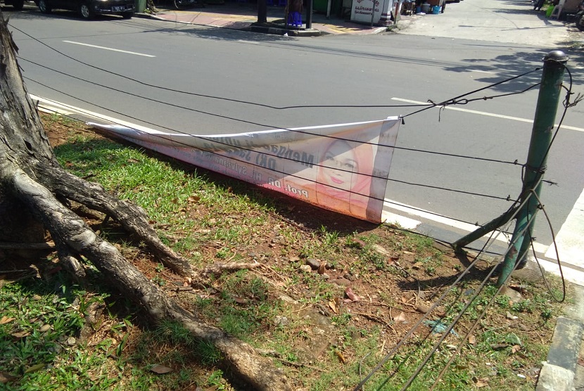 Besi kawat yang berfungsi sebagai penutup taman di sepanjang Jalan Bungur Besar Raya,  Kecamatan Senen, Jakarta Pusat mulai hilang dan rusak. Bahkan bukan hanya itu saja, besi kawat yang rusak bukannya diperbaiki malah dipasangi Alat Peraga Kampanye (APK).