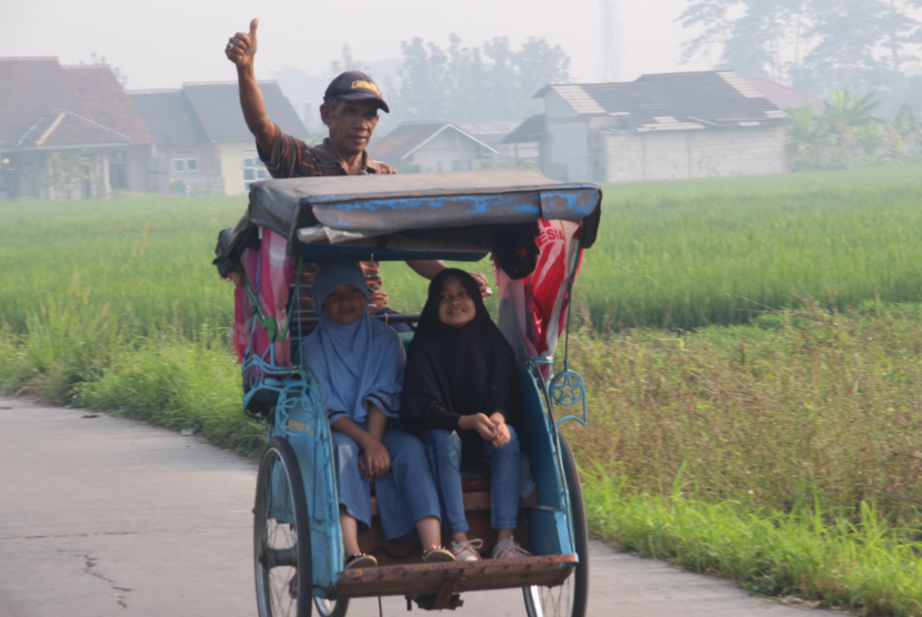 Bestari, becak wisata religi.