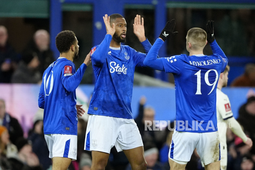 Beto dari Everton, tengah, merayakan golnya selama pertandingan sepak bola putaran ketiga Piala FA Inggris antara Everton dan Peterborough United di Goodison Park, Liverpool, Jumat (10/1/2025) dini hari WIB.