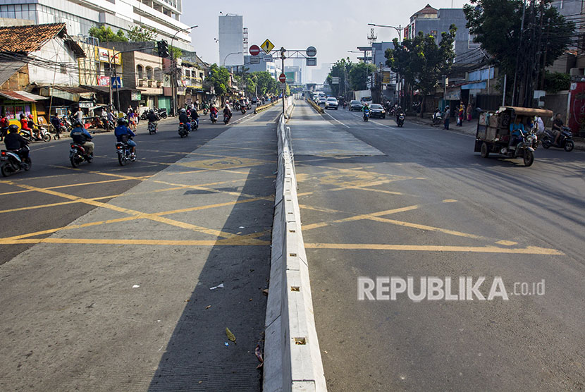 Beton pemisah jalan atau Moveble Concrete Barrier (MCB) terpasang saat uji coba penutupan tiga simpang di kawasan Jalan Mampang Prapatan Raya, Jakarta, Sabtu (19/5). 