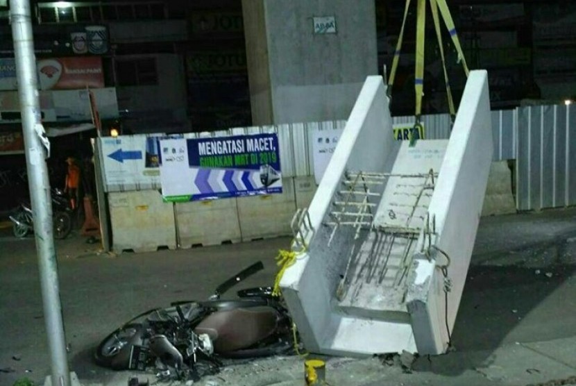 Beton proyek MRT di Jalan Wijaya, Panglima Polim yang jatuh menimpa pengendara motor, Jumat (3/11)