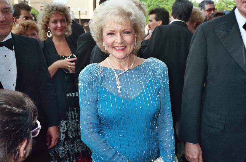 Betty White saat menghadiri Emmy Awards 1988