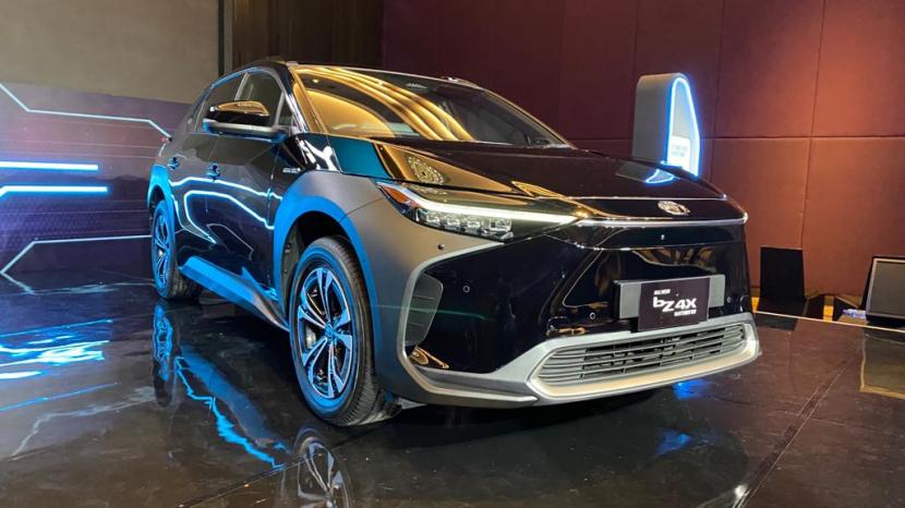 BEV pertama dari Toyota resmi dipasarkan. Dalam G20 yang digelar di Bali, Toyota ikut berkontribusi dengan meminjamkan Toyota BZ4X. Mobil battery electric vehicle (BEV) itu pun kini telah resmi dipasarkan di Indonesia oleh PT Toyota-Astra Motor (TAM).