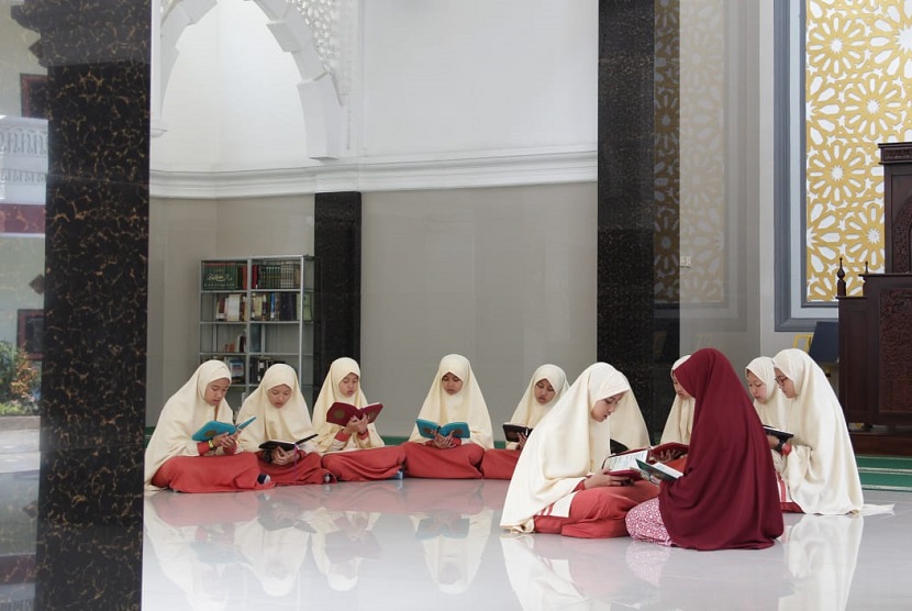 Bey Fitria Salsabila, santri 'Program Kelas Takhassus', mampu menghafal 30 juz Al-Qur'an dalam waktu 4,5 bulan saja.