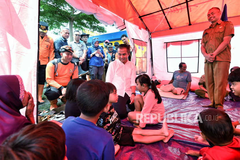 Bey Machmudin meninjau dua lokasi banjir yakni Desa Dayeuhkolot dan kawasan Taman Air Sektor 6, Desa Bojongsoang, Kecamatan Bojongsoang, Senin (25/11/2024). 