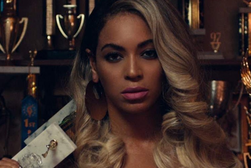 Beyonce dalam video klip Preety Hurts