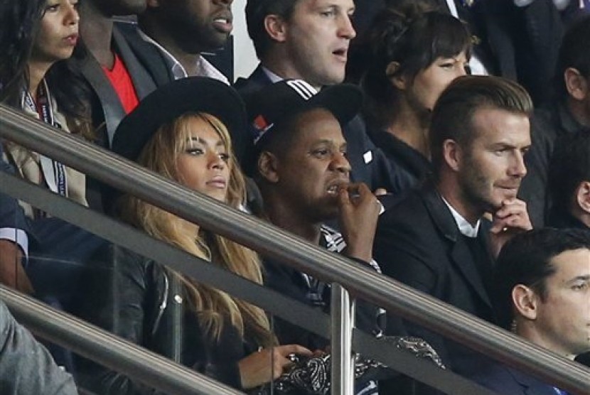 Beyonce (kiri), Jay-Z, dan David Beckham menyaksikan laga PSG vs Barcelona di Parc des Princes, beberapa waktu lalu. 