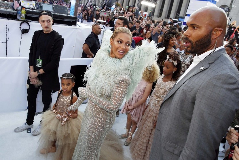 Beyonce menggandeng Blue Ivy di MTV Video Music Awards, Senin (29/8).