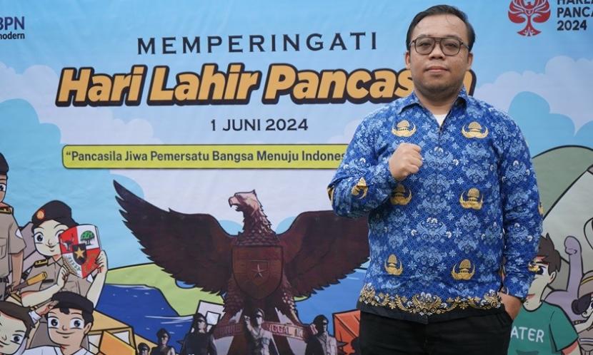 Bhagas Wahyudhiarta, alumni Universitas BSI (Bina Sarana Informatika) angkatan 2022, kini menapaki karier sebagai Pegawai Negeri Sipil (PNS) di Kantor Pertanahan Kabupaten Sidenreng Rappang.