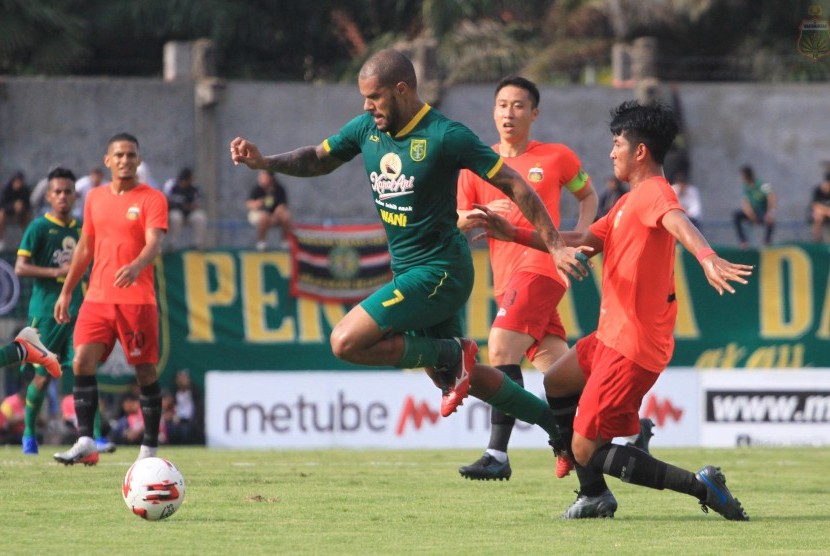 Bhayangkara FC vs Persebaya di Stadion Gelora Bangkalan, Rabu (12/2).