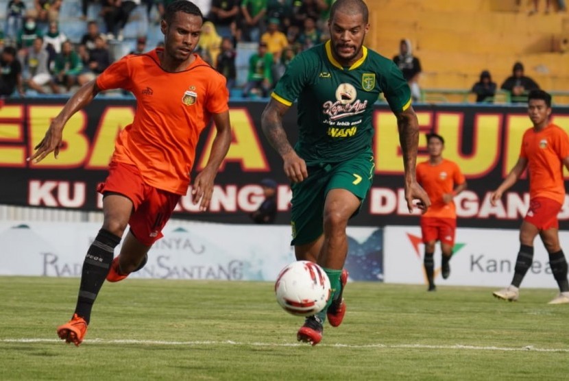 Bhayangkara FC vs Persebaya di Stadion Gelora Bangkalan, Rabu (12/2).