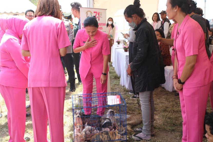 Bhayangkari Polri, Rabu (6/9/2023), menggelar vaksinasi rabies di Kota Denpasar dan Klungkung