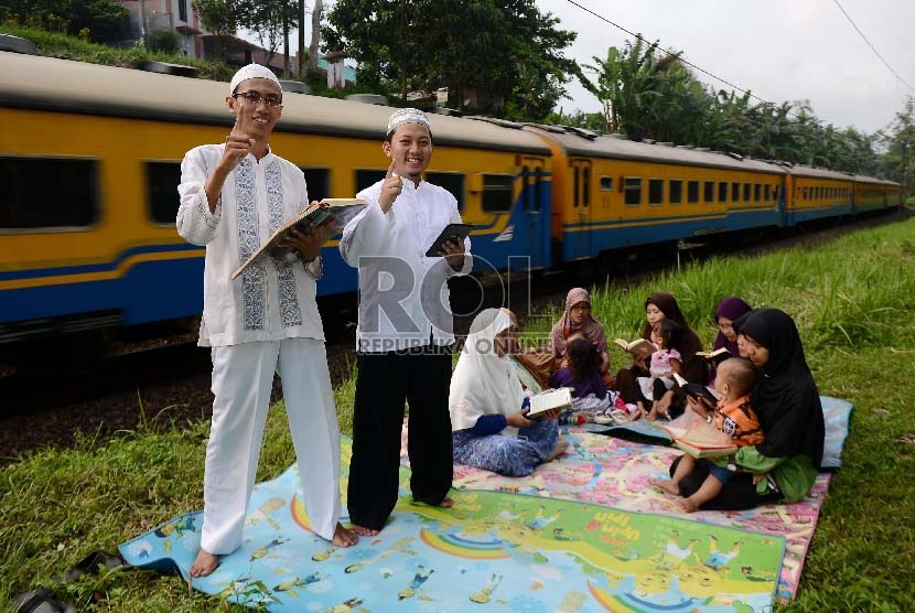 Bhayu Subrata (kiri) bersama Pratama Widodo (kanan) berfoto bersama saat Republika menyambangi kediamannya di Kampung Pasir Muncang, Purwokerto, Jawa Tengah, Sabtu (4/4). 