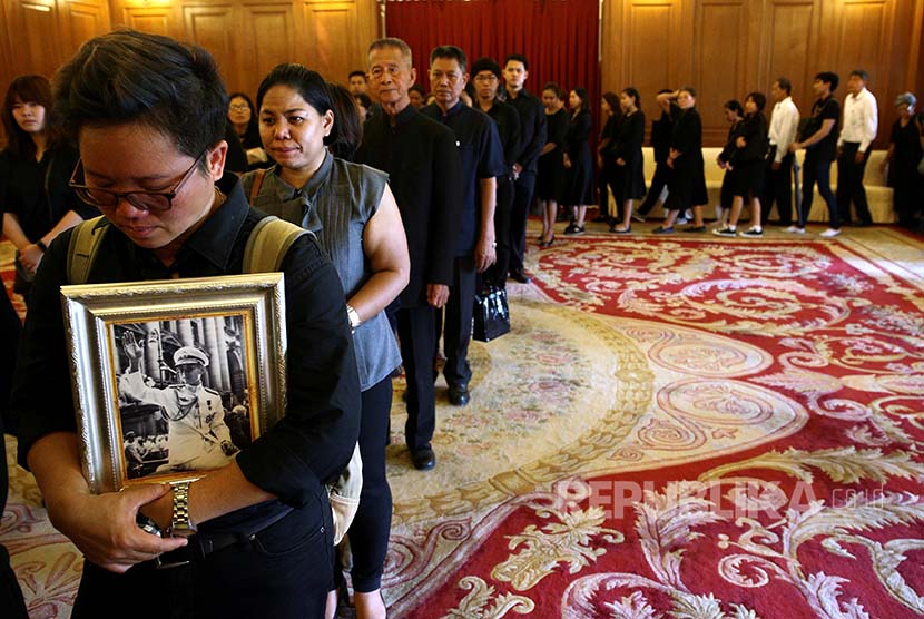 Bhumibol: Antrean warga Thailand di dalam Istana Kerajaan untuk menyampaikan bela sungkawa atas meninggalnya Raja Bhumibol Adulyadej