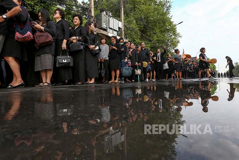 Bhumibol: Antrean warga Thailand menuju Istana Kerajaan untuk menyampaikan bela sungkawa atas meninggalnya Raja Bhumibol Adulyadej